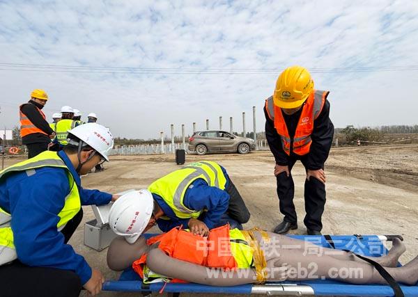 救援人員開展心肺復蘇救護 救援人員開展心肺復蘇救護